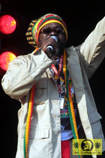 Ricky Chaplin (Jam) with Mafia and Fluxie - Reggae Geel Festival, Belgien 05. August 2006 (3).jpg